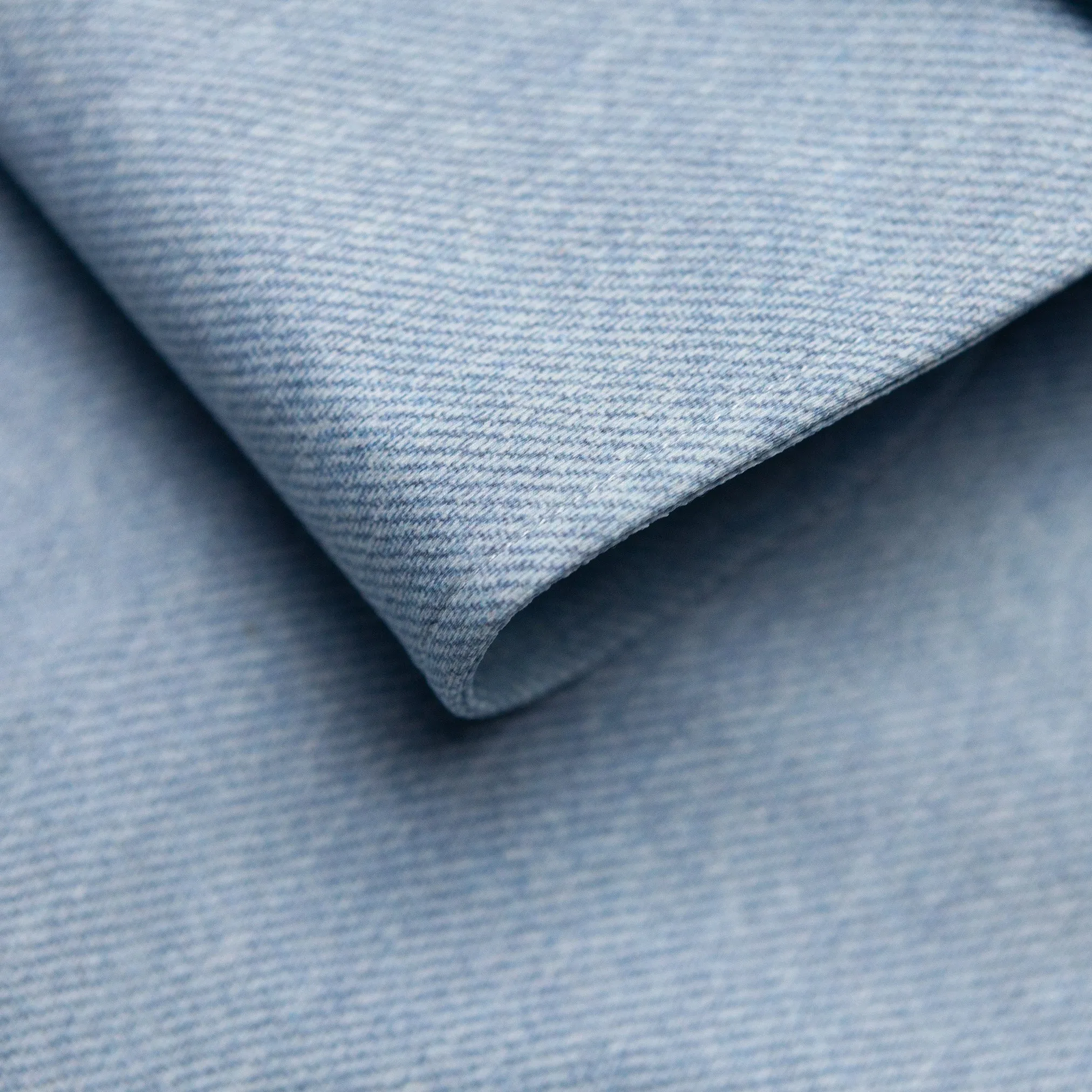 Active Shirt in Blue Chambray