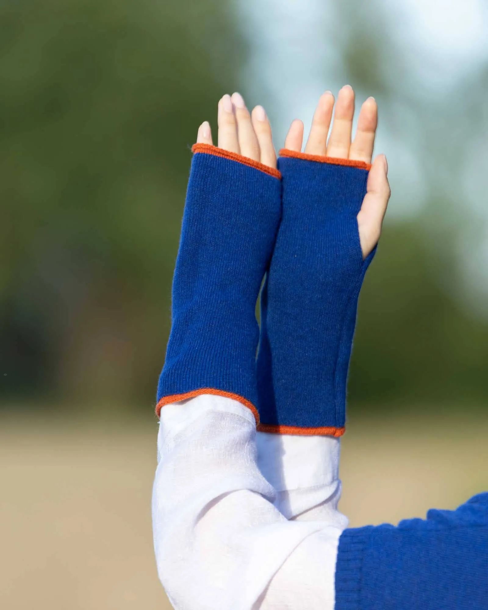 Cadenza Cashmere Blend Contrast Edge Wrist Warmers: Peacock and Ultraviolet